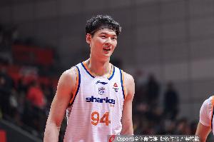 解说：今天王哲林终于可以大声宣布自己是一名冠军中锋