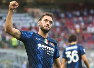 罗马诺：恰尔汗奥卢被国米视为非卖品，已经向费内巴切关上大门