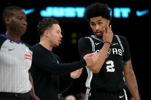 米奇：没觉得额外安保措施带来不便 队员们很乐意亲历如此场面