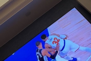 琼阿梅尼晒照观看NBA总决赛，配了多个头顶冒火表情包
