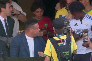 抢镜！网红Speed找大罗等人打招呼，还向大罗秀自己肌肉