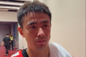 赵继伟：脚扭到了 重新登场之后还是有些不太舒服 应该问题不大