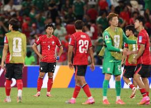 有韩国球迷特意请假赴酒馆看球：原本预测2-0胜，现在心里没底
