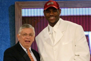 23年前的今天：高中生詹姆斯当选状元 安东尼成探花 韦德5号秀