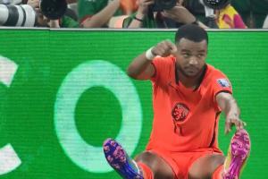 加克波加时抽筋无法坚持，克鲁伊维特替补登场