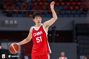 犯规有点快！杨瀚森半场6分钟2中2拿到5分2板1助 正负值-11