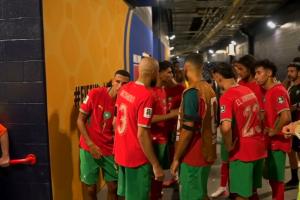 下半场如何调整？阿什拉夫在通道内讲话，之后摩洛哥众将入场
