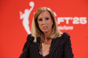 WNBA总裁原本不打算禁赛锁喉克拉克的球员 萧华不得不出面介入